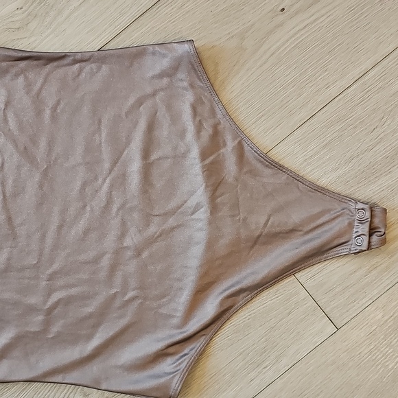 Babaton Satinette Squareneck Bodysuit, Small - Picture 3 of 15